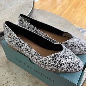 Toms Julie leopard print flats. NWT.